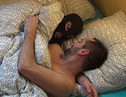 T’as dormi avec ta cagoule ?